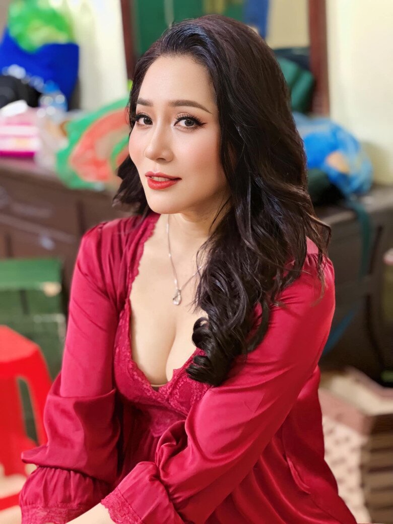 Vẻ quyến rũ của nữ diễn viên phim hài Tết Đại Gia Chân Đất, Làng Ế Vợ.