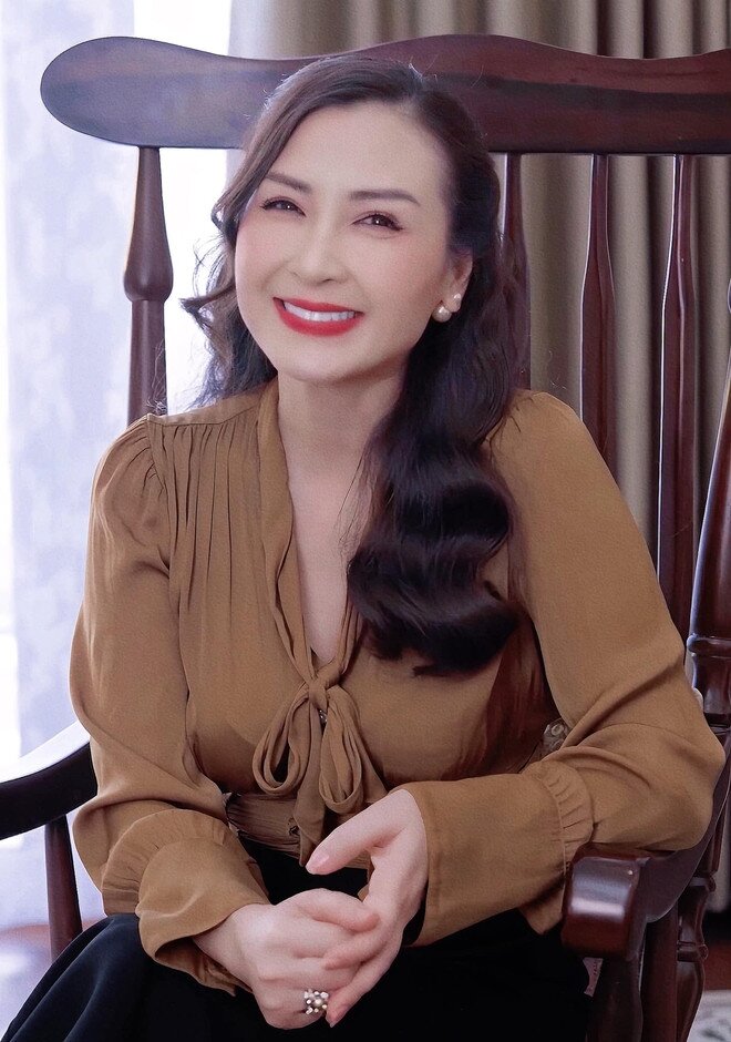 Khánh Huyền xinh đẹp bất chấp thời gian.