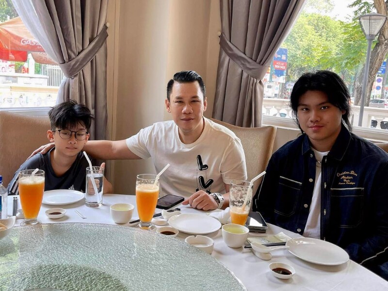 Lê Đức Huy (sinh năm 1975) là doanh nhân nổi tiếng, sở hữu loạt bất động sản, phòng trà. Anh có 2 cậu quý tử nhận được nhiều sự quan tâm từ khán giả là Nam Lê và Kỳ Anh.