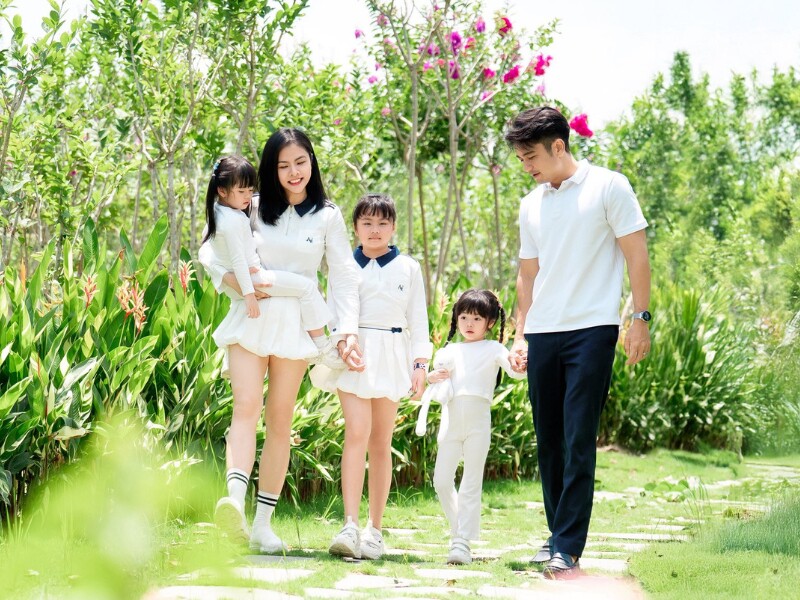 Thời điểm mang thai lần 3 khi đã có 3 cô con gái, Vân Trang từng vướng những bình luận tiêu cực, cho rằng cô cố sinh quý tử cho nhà chồng đại gia. Trước ồn ào, nữ diễn viên thẳng thắn phủ nhận.