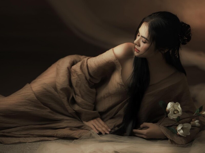 Chia sẻ về bộ ảnh của mình, nữ diễn viên hài hước viết: "Khi em vẫn còn muốn làm nàng ther (nàng thơ - PV)". Bên dưới bài đăng, một số khán giả để lại bình luận như: "Vân Trang sinh 4 con rồi mà vẫn đẹp quá", "Da trắng muốt, dáng quyến rũ, mặt khả ái",...