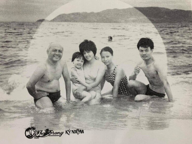 Hình ảnh Hoài Anh lúc nhỏ bên ông ngoại và bố mẹ.