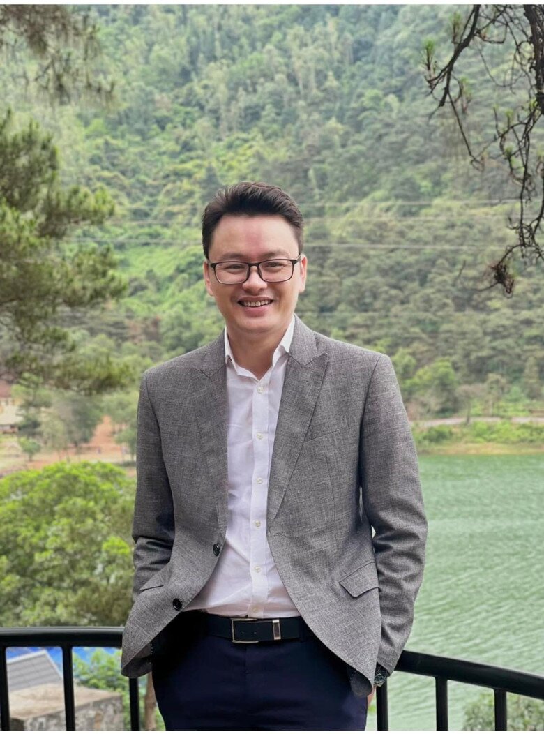 Ở tuổi U50, BTV Hữu Bằng vẫn phong độ ngời ngời.