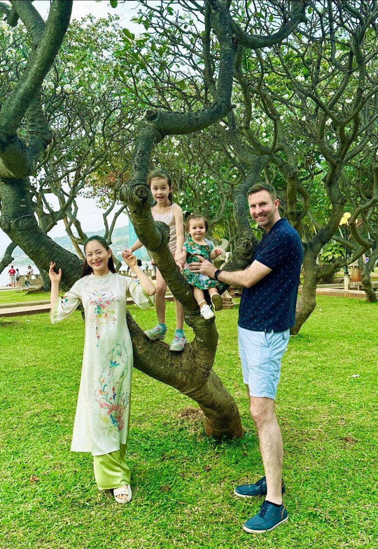 Lan Phương có 2 con chung với chồng Tây.