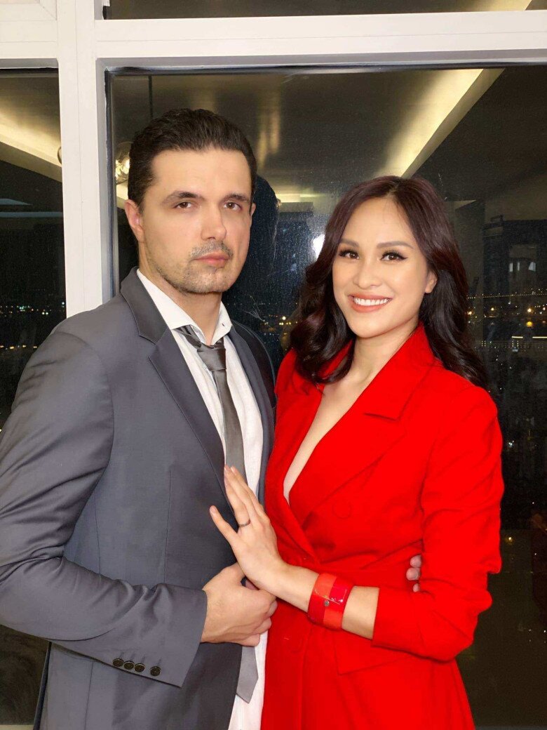 MC Phương Mai gặp trục trặc hôn nhân với chồng Tây sau 6 năm gắn bó.
