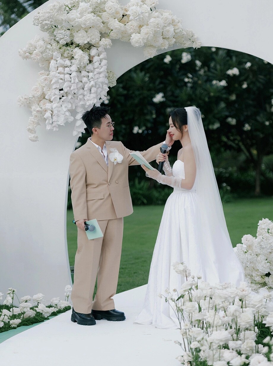 Kai Đinh và Đức Hạnh tổ chức đám cưới lãng mạn tại Cam Ranh (Khánh Hòa).