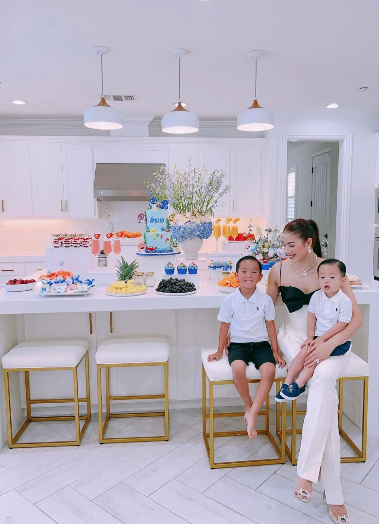 Phạm Hương hạ sinh 2 con trai tại Mỹ.