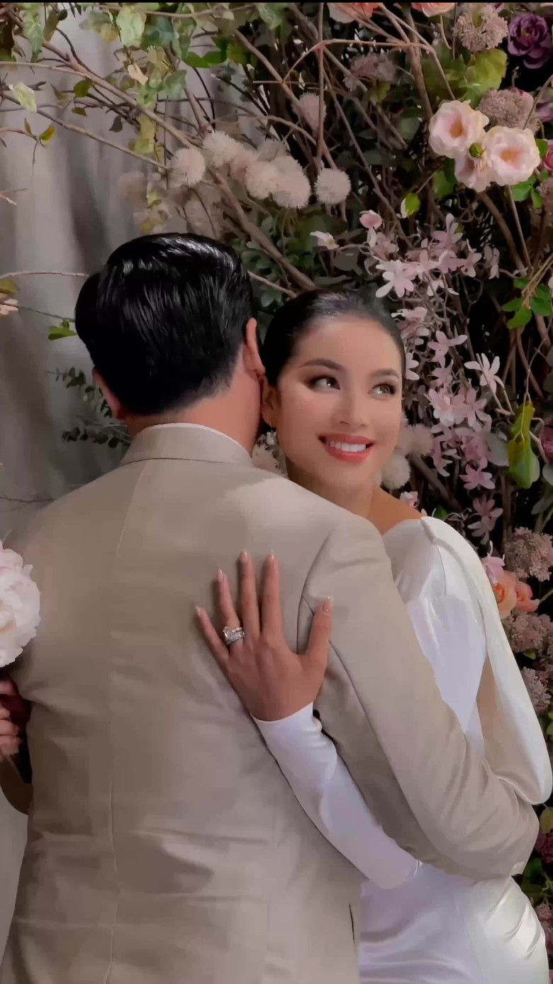 Nàng hậu cho biết bản thân chán sự cạnh tranh và se sua của showbiz.