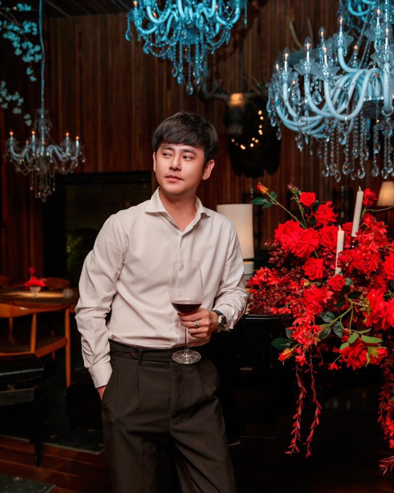 Ưng Đại Vệ là ca sĩ - nhạc sĩ gốc Hoa nổi tiếng của Vbiz.