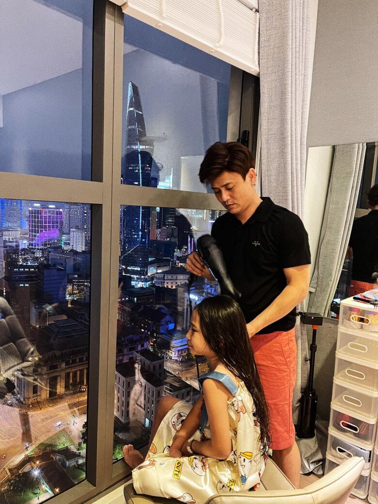 Nam ca sĩ luôn cố gắng chăm sóc ái nữ chu toàn.