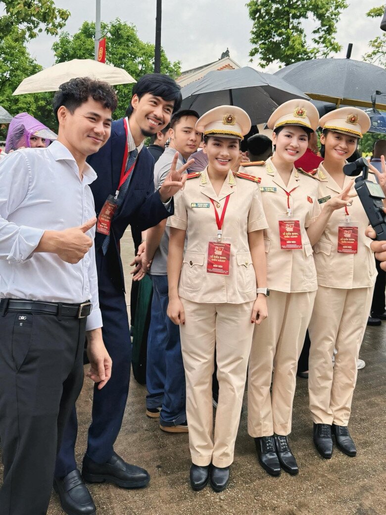 Đen Vâu tự hào, hãnh diện khoe bố mẹ khi được góp mặt vào đội hình diễu hành.