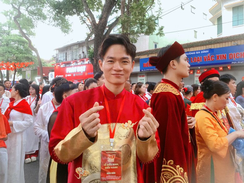 Mỗi ngày xuất hiện, nam rapper đều chăm diện áo dài truyền thống.