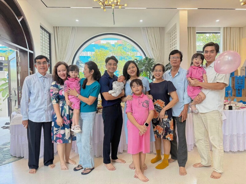 Gia đình luôn là chỗ dựa vững chắc để Vân Trang yên tâm làm việc. Mẹ chồng còn là người khuyên nữ diễn viên quay lại với nghệ thuật vì thấu hiểu được niềm đam mê của côn dâu.