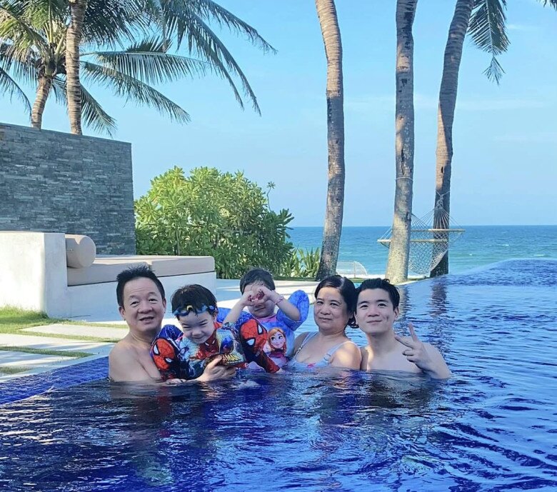 Nam doanh nhân hạnh phúc quây quần bên con cháu.