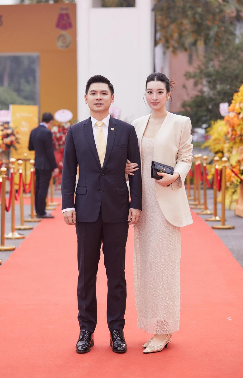 Người đẹp phụ giúp công việc kinh doanh của gia đình Bầu Hiển.