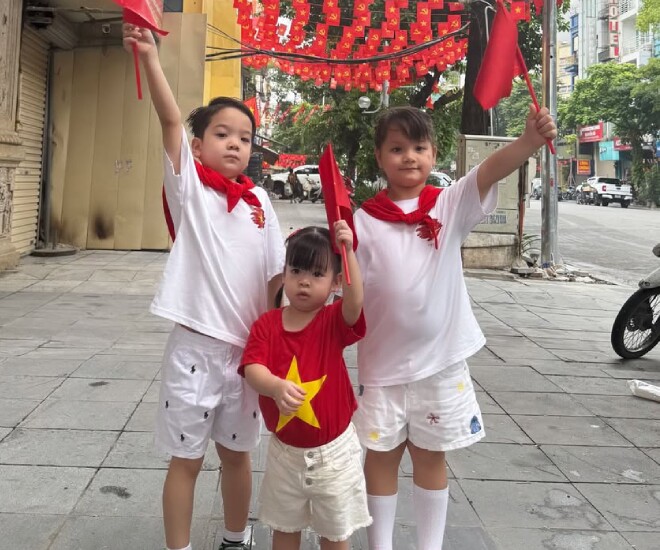 Bé Gấu Thỏ quây quần bên bé Tuệ An (con gái của vợ chồng Đỗ Mỹ Linh).