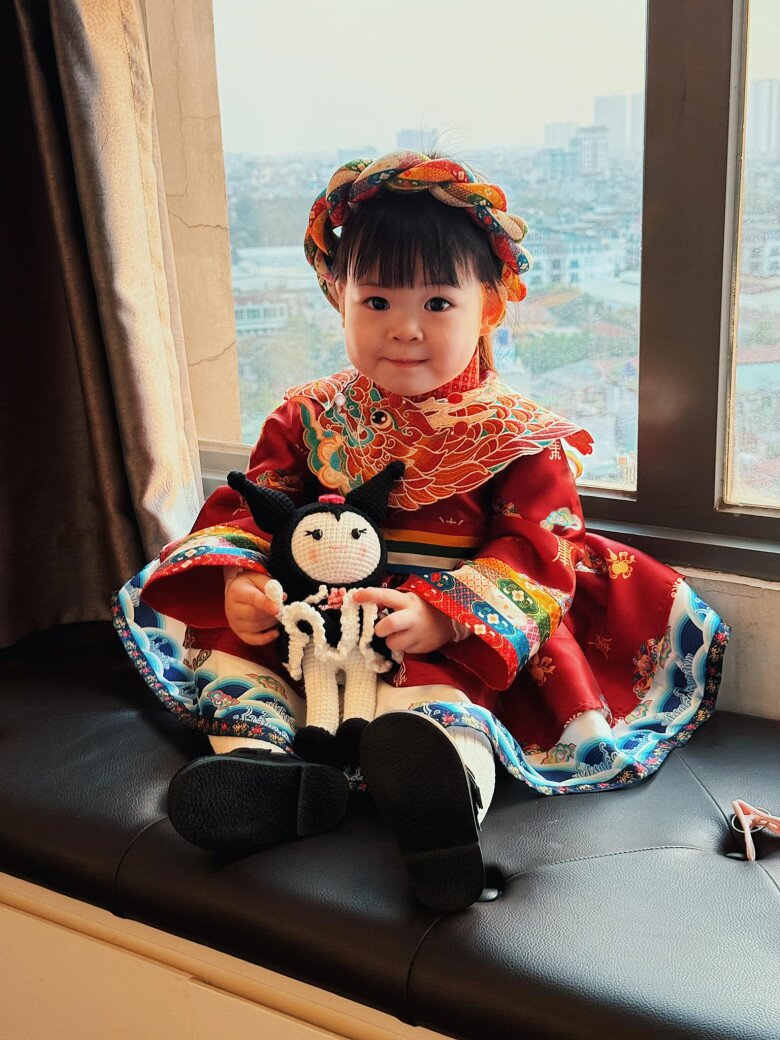 Bé Tuệ An lên 2 tuổi, ngày càng kháu khỉnh và đáng yêu.