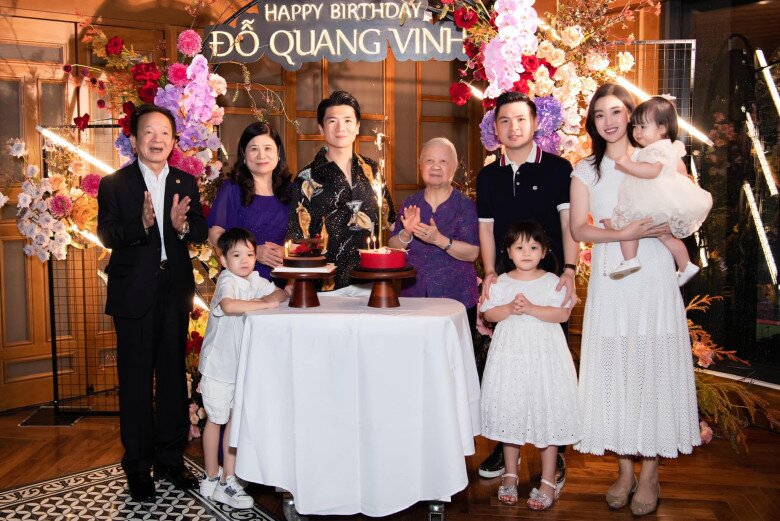 Gia đình hạnh phúc của Bầu Hiển.