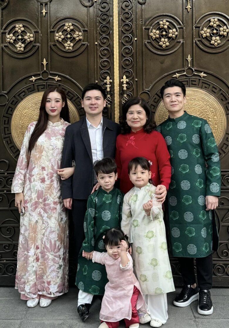 Đại gia đình Bầu Hiển với 4 thế hệ cùng sinh sống trong căn biệt thự ở Hà Nội.