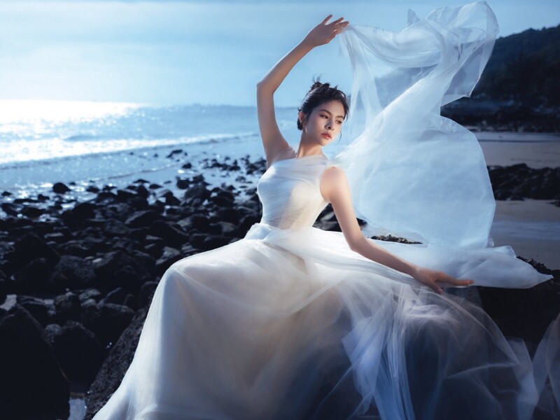 Vân Trang sinh năm 1990 tại Đồng Tháp (tỉnh Tiền Giang cũ). Cô được khán giả yêu mến bởi kỹ năng diễn xuất tốt, hoạt động mạnh mẽ ở nhiều lĩnh vực như điện ảnh, truyền hình lẫn sân khấu, âm nhạc.