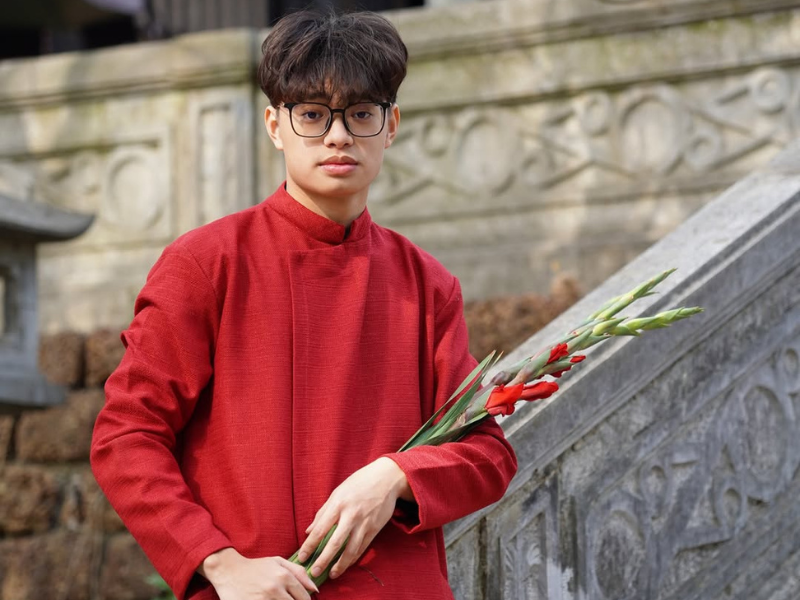 Thành tích thi cử ấn tượng của Khánh Minh nhận được nhiều lời khen ngợi từ khán giả. Một số bình luận như: "Con trai giỏi giang giống bố mẹ", "Phụ huynh tự hào phổng mũi luôn", "Toàn trường đại học top đầu thôi",...