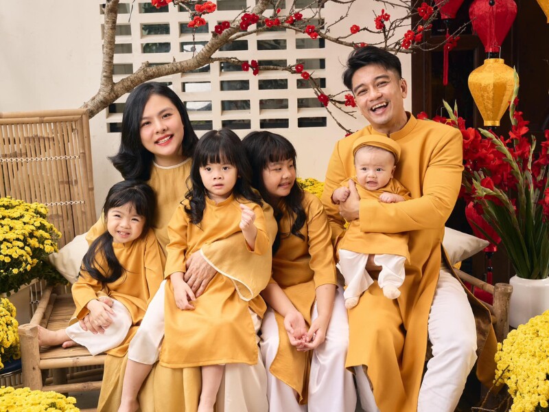 Vân Trang cho biết bản thân cô rất thích có nhiều con. Ông xã dù bận rộn công việc kinh doanh nhưng vẫn luôn sắp xếp thời gian đồng hành, phụ giúp nữ diễn viên chăm sóc, nuôi dạy 4 bé.