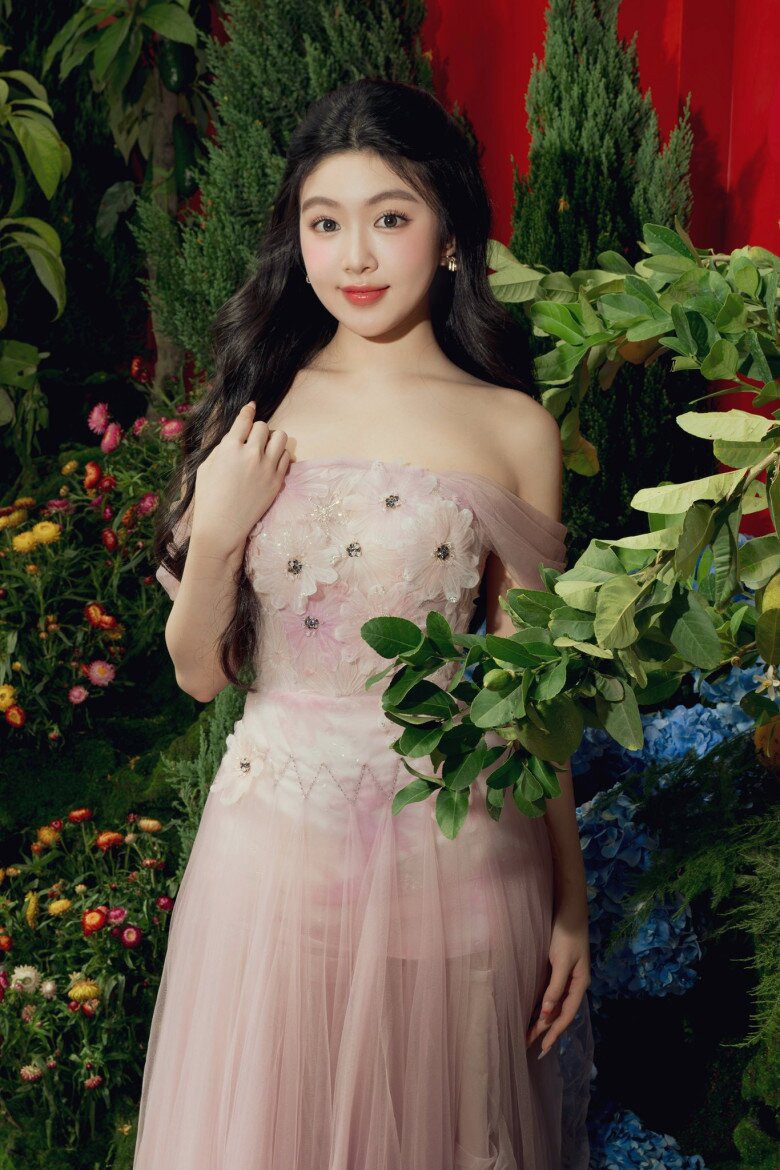 Con gái đầu lòng đẹp như hoa hậu của MC Quyền Linh.