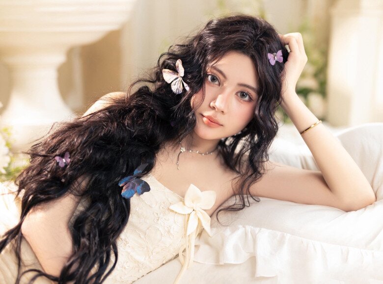 Ái nữ Quyền Linh khác lạ trong mái tóc xù, toát lên vẻ đẹp dịu dàng, nữ tính.