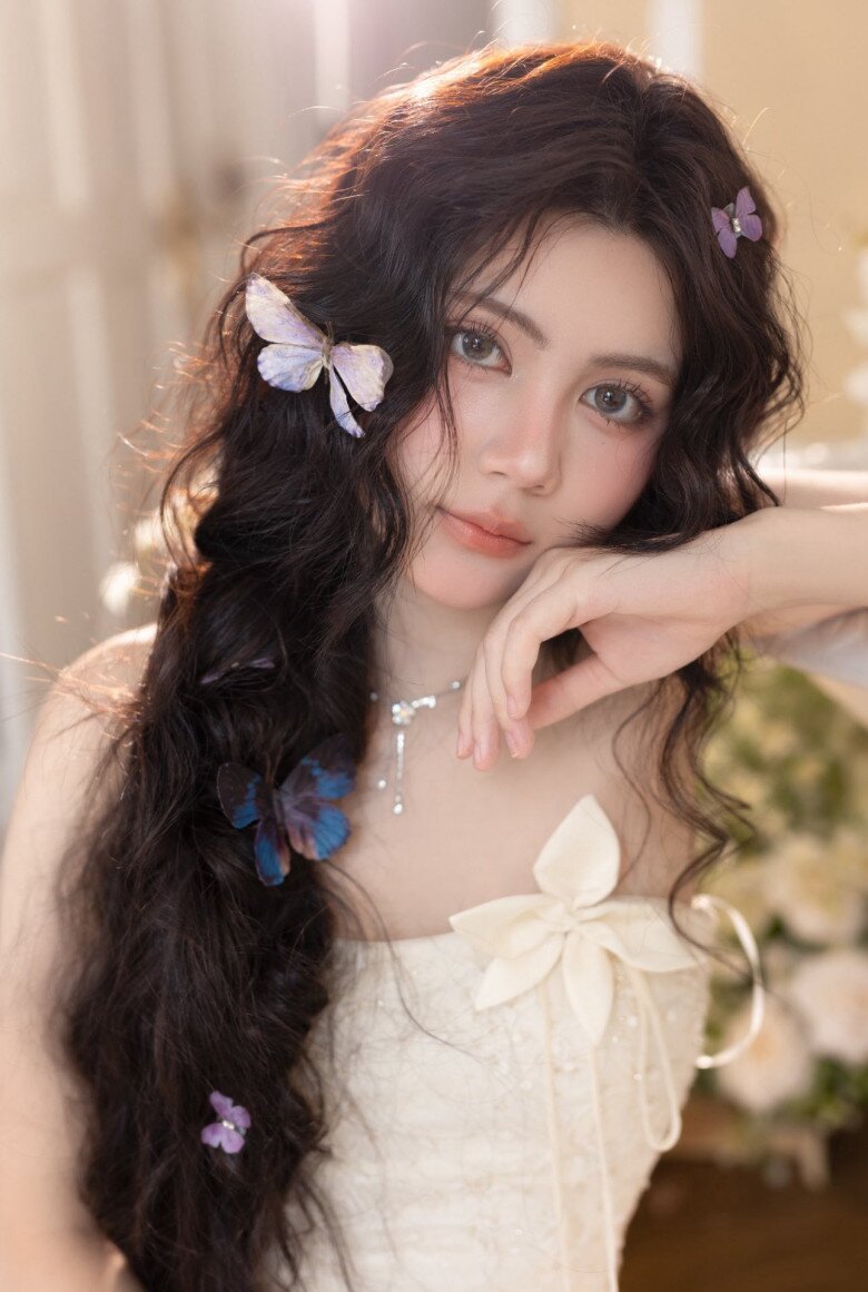 Nhiều khán giả nhận xét con gái út nhà Quyền Linh như công chúa từ truyện cổ tích bước ra.
