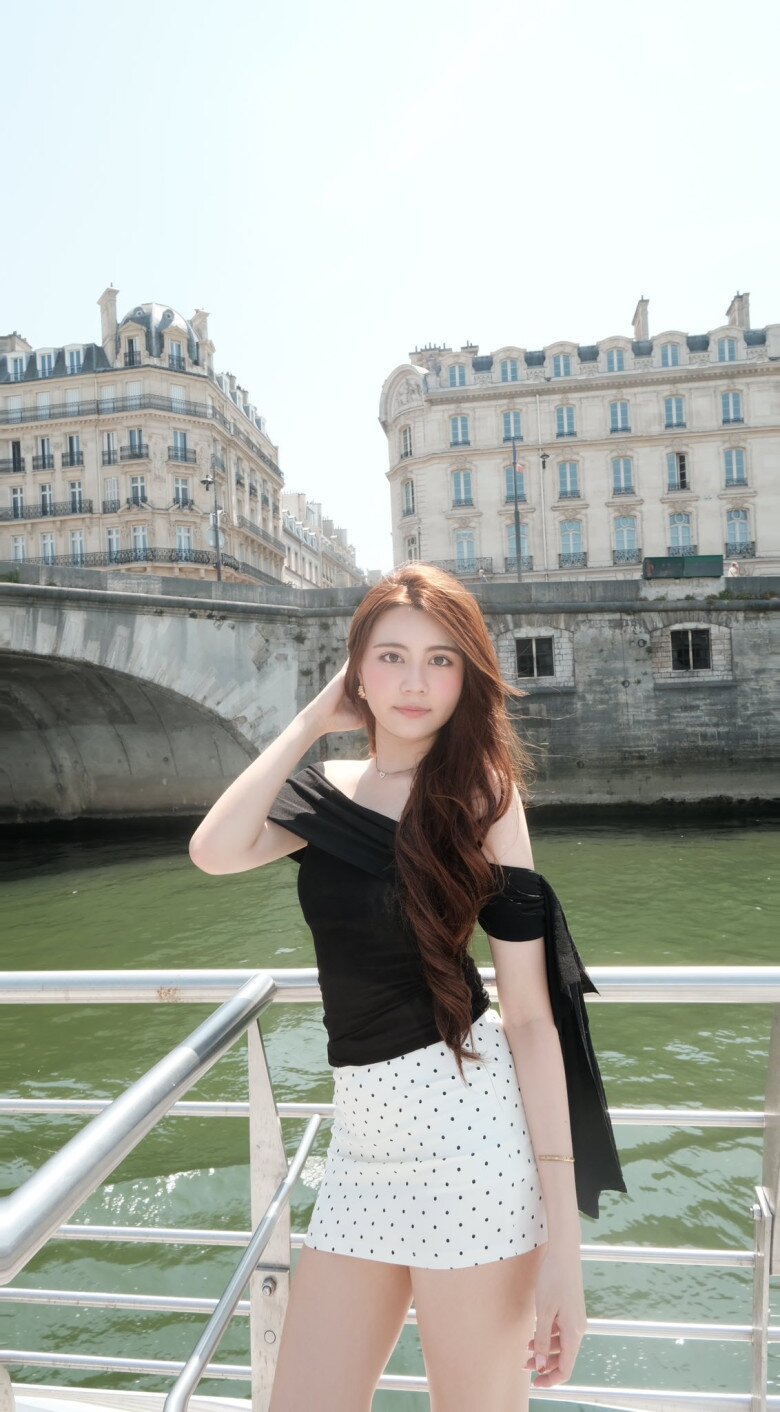 Cô nàng theo đuổi phong cách đầy cá tính.