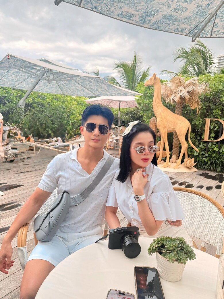 Lệ Quyên chăm sóc Lâm Bảo Châu chu đáo từ việc nhỏ nhất.