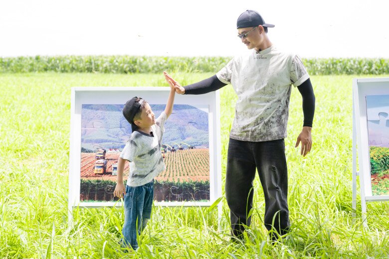 Các ông bố trải nghiệm công việc cắt cỏ đầy vất vả vào sáng sớm.