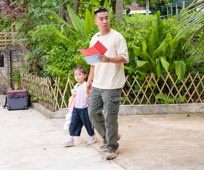 Hoàng Trung và con gái làm khách mời của hành trình “Bố ơi mình đi đâu thế” tại Nghệ An.