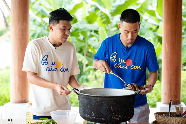 Trung Ruồi và Hoàng Trung khéo léo chuẩn bị món súp lươn Nghệ An.
