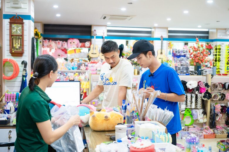 Neko Lê và Duy Hưng “vét sạch ví” để tặng quà cho cô giáo cùng các em nhỏ ở trường mầm non.