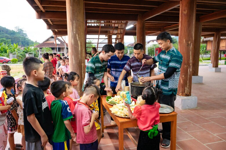 Hành trình tại Nghệ An của dàn cast kết thúc với buổi chiều đầy ấm áp.