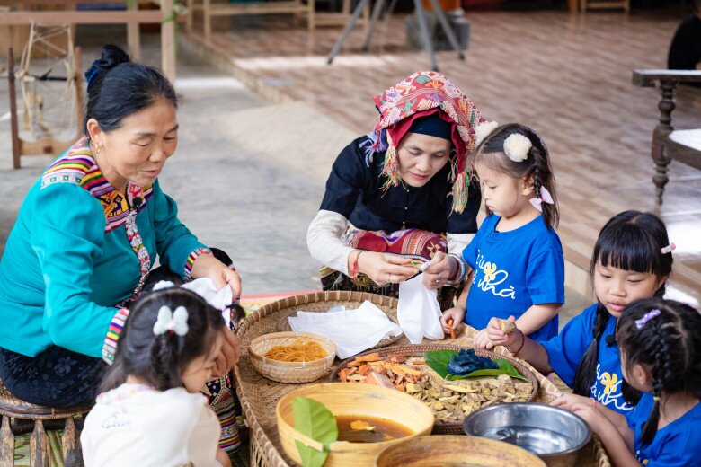Dàn cast nhí cùng thực hiện thử thách làm những món quà từ tơ tằm cho bố.