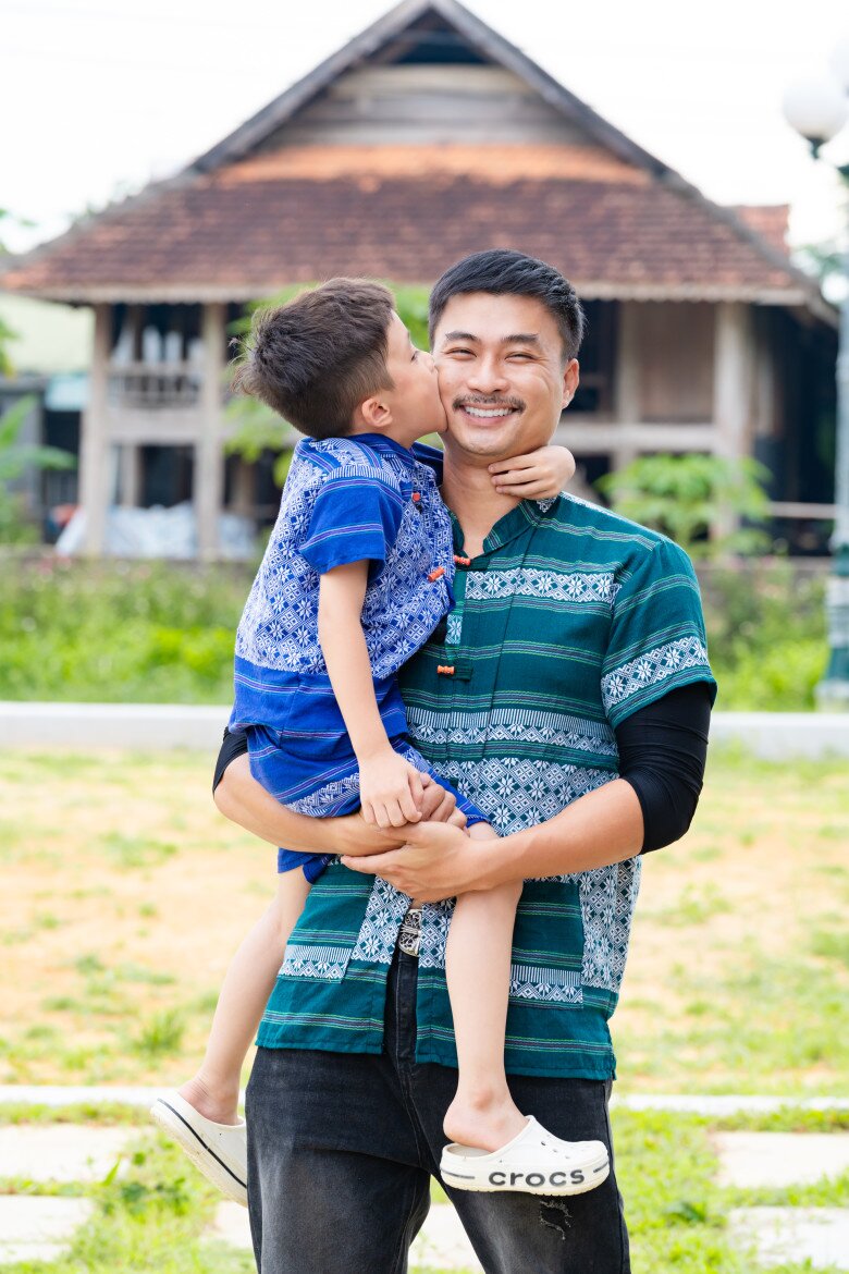 Duy Hưng nhẹ nhàng khích lệ quý tử vượt qua nỗi sợ.