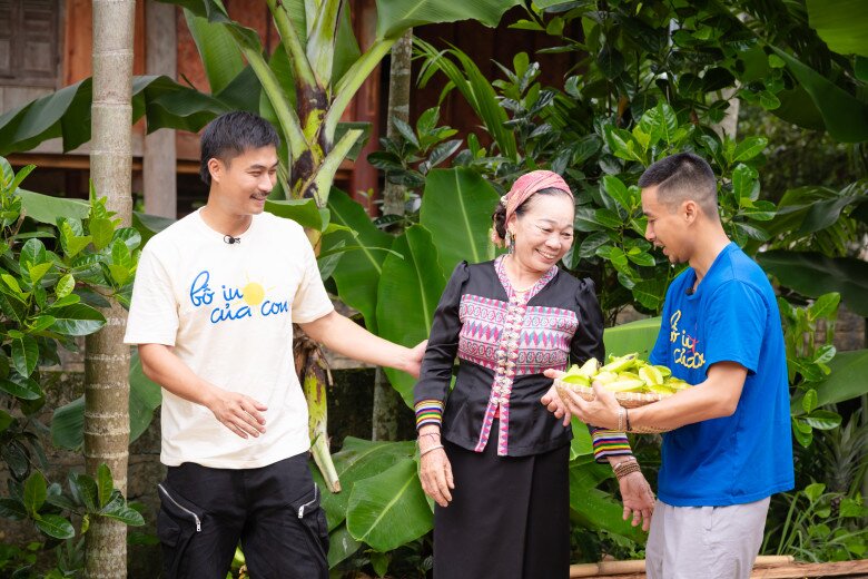 Các ông bố thu hoạch đầy ắp trái cây về cho dàn cast nhí.