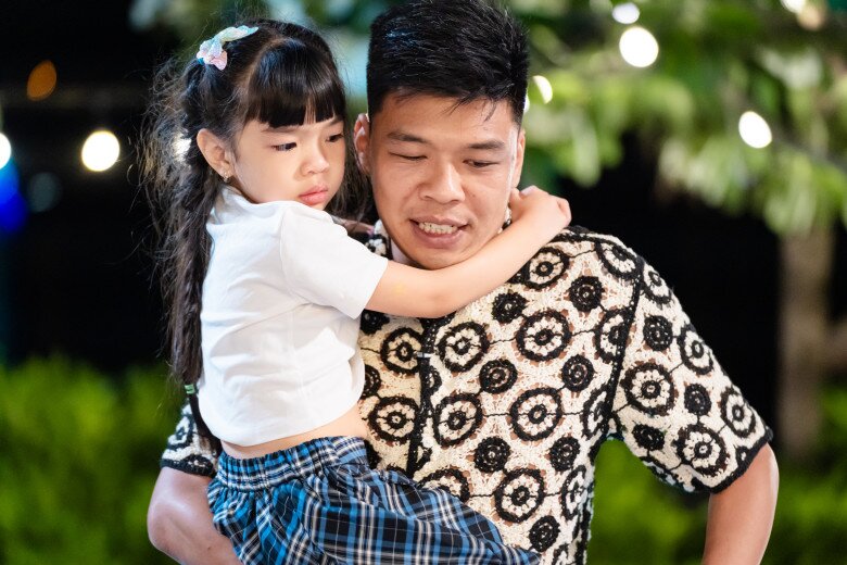 Trung Ruồi khiến nhiều khán giả xúc động bởi khoảnh khắc lúng túng, ân cần chăm sóc con gái.