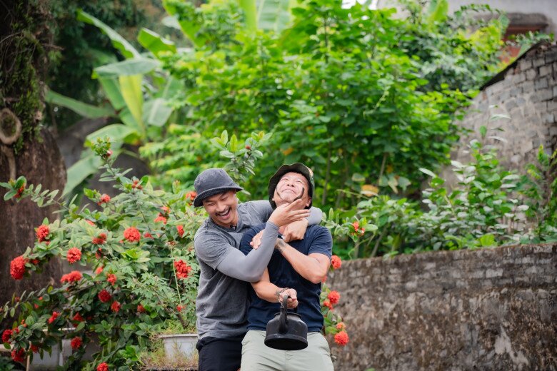 Các ông bố nổi tiếng lem luốc nhọ nồi nhưng như được sống lại ký ức tuổi thơ.