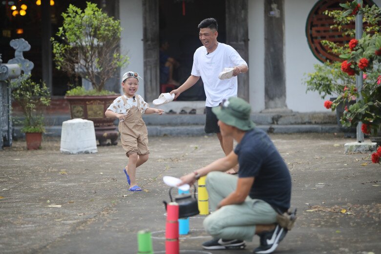 Các cặp bố con của chương trình được trải nghiệm cuộc sống thôn quê, rời xa những tiện nghi hiện đại.