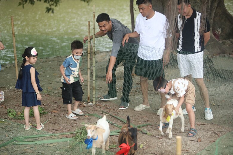 Những em bé thành thị được trải nghiệm cuộc sống dân dã, ít tiện nghi ở nông thôn.