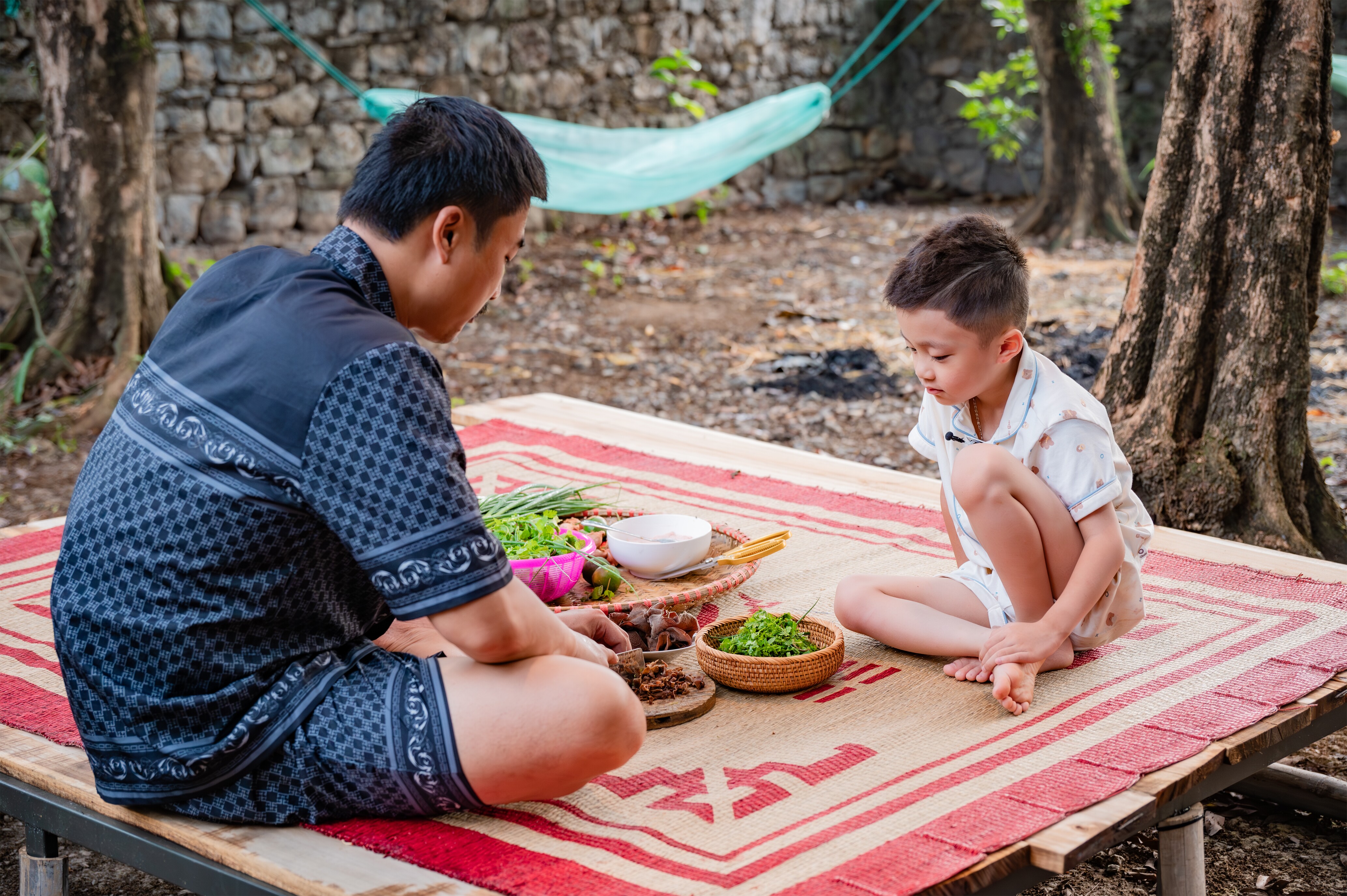 Duy Hưng được khen dạy con trai khéo, nghiêm khắc và nhẹ nhàng đúng lúc.