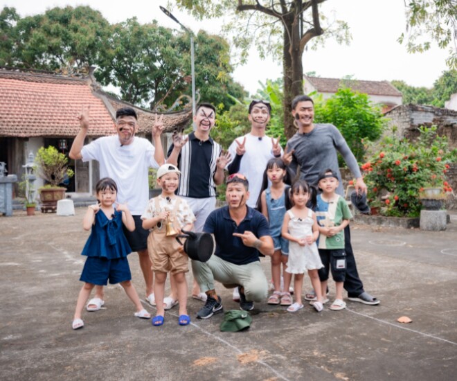 Các cặp bố con thực hiện thử thách những trò chơi dân gian, văn hóa truyền thống trong tập 8.