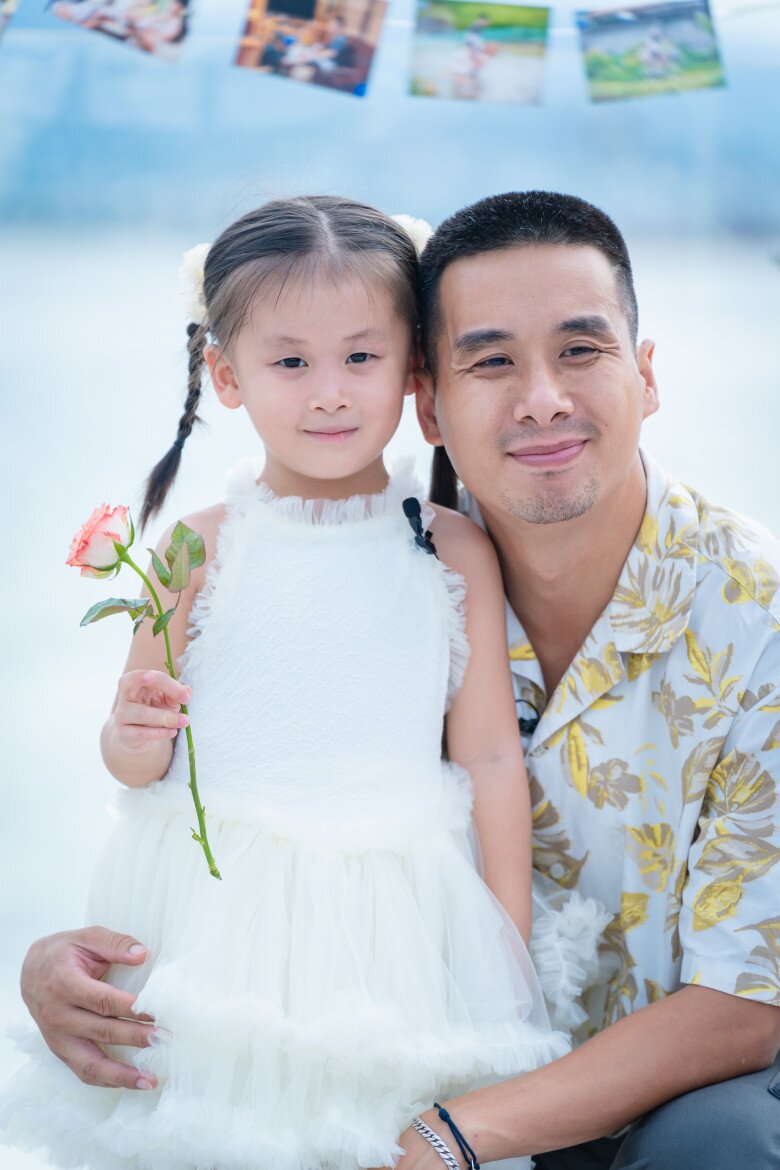 Hoàng Trung xúc động vì sự ngoan ngoãn, hiểu chuyện của ái nữ.