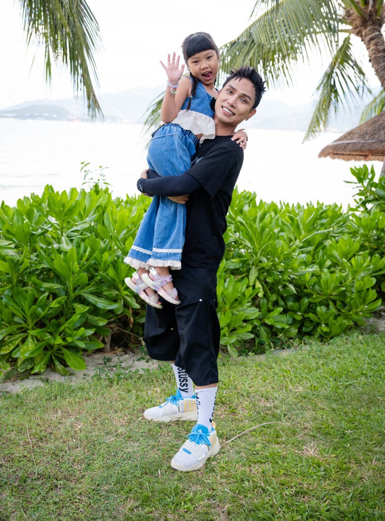 Sự hiểu chuyện của con gái Neko Lê khiến khán giả xúc động.