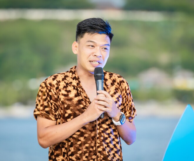 Trung Ruồi xúc động vì sự trưởng thành của ái nữ.