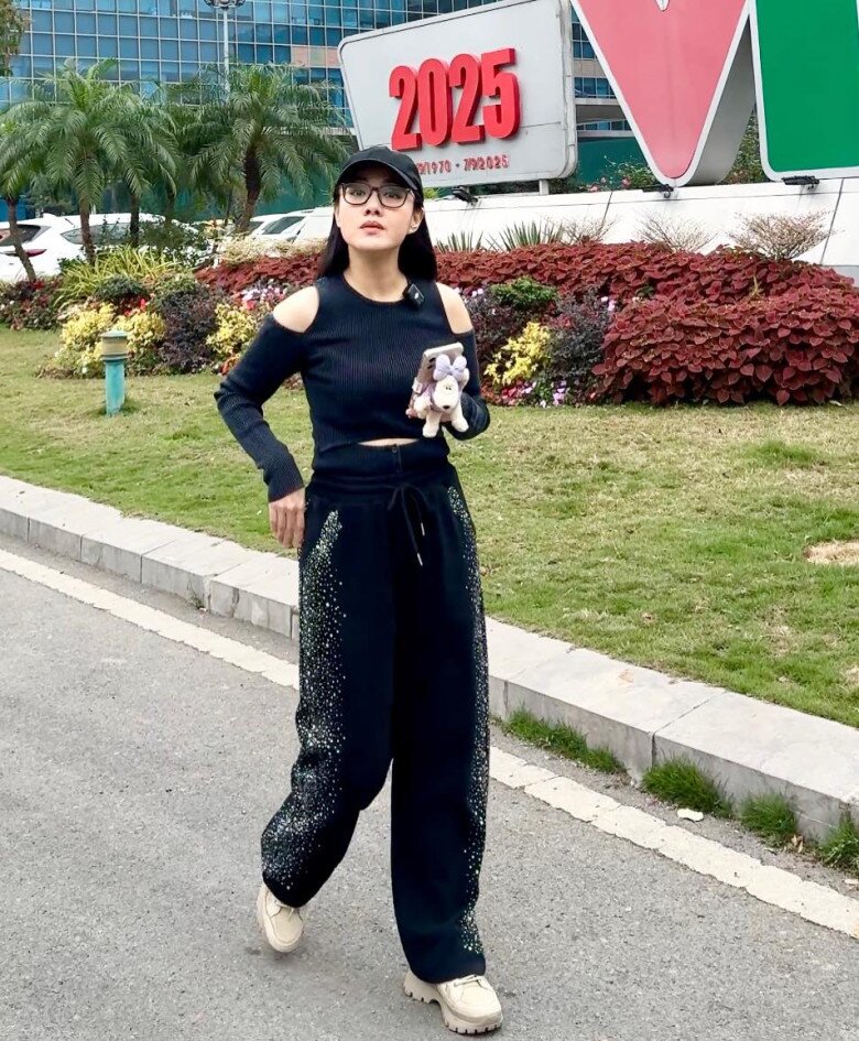Btv hoài anh bùng nổ nhan sắc khi đứng cùng thượng úy lê hoàng hiệp là mỹ nhân thắng đậm nhất mùa lễ a80 - 9