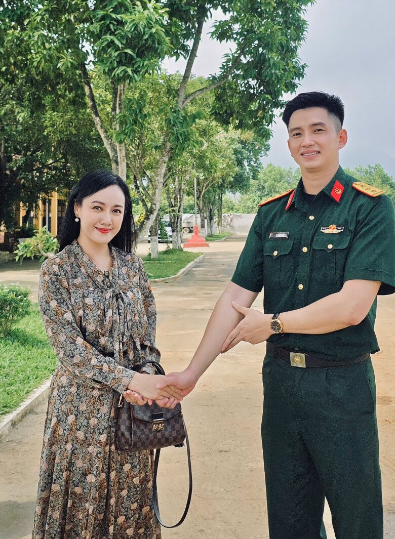 Btv hoài anh bùng nổ nhan sắc khi đứng cùng thượng úy lê hoàng hiệp là mỹ nhân thắng đậm nhất mùa lễ a80 - 2